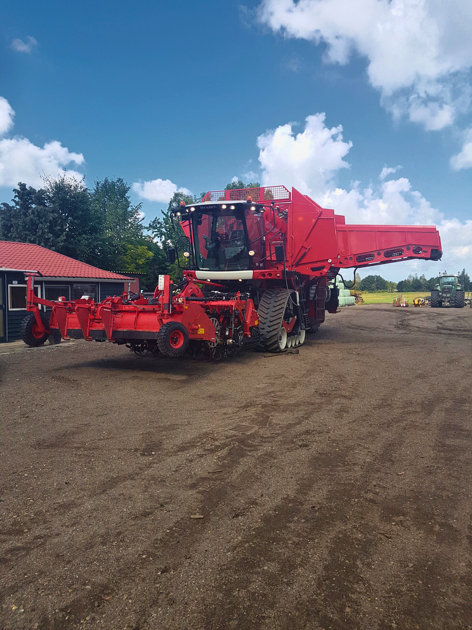 Landbouwmachine tijdens onderhoud door Simon Techniek
